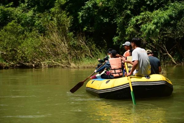 Thailand Oktober 2019 Grupp Turister Paddlar Kajak Vid Floden Genom — Stockfoto