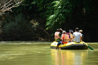 Tayland - 6 Ekim 2019: Bir grup turist yeşil ormanda nehirde kayak yapıyor. 
