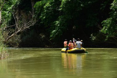 Tayland - 6 Ekim 2019: Bir grup turist yeşil ormanda nehirde kayak yapıyor. 