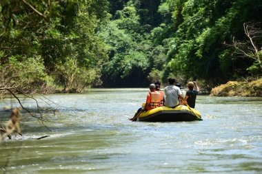 Tayland - 6 Ekim 2019: Bir grup turist yeşil ormanda nehirde kayak yapıyor. 