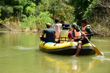 Tayland - 6 Ekim 2019: Bir grup turist yeşil ormanda nehirde kayak yapıyor. 
