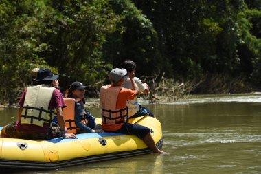 Tayland - 6 Ekim 2019: Bir grup turist yeşil ormanda nehirde kayak yapıyor. 