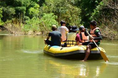 Tayland - 6 Ekim 2019: Bir grup turist yeşil ormanda nehirde kayak yapıyor. 