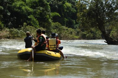 Tayland - 6 Ekim 2019: Bir grup turist yeşil ormanda nehirde kayak yapıyor. 