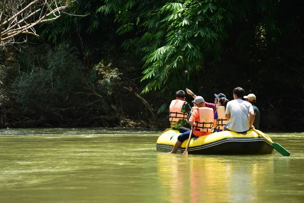 Thailand Oktober 2019 Grupp Turister Paddlar Kajak Vid Floden Genom — Stockfoto