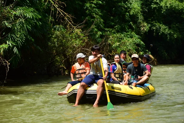 Thailand Oktober 2019 Grupp Turister Paddlar Kajak Vid Floden Genom — Stockfoto