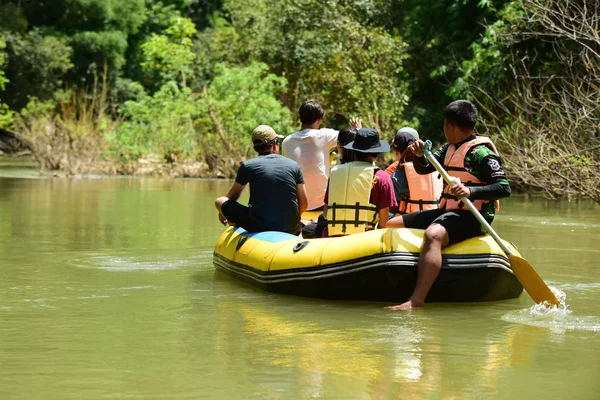 Thailand Oktober 2019 Grupp Turister Paddlar Kajak Vid Floden Genom — Stockfoto