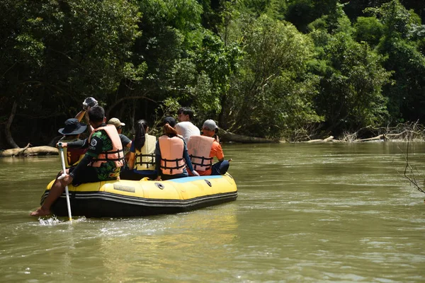 Thailand Oktober 2019 Grupp Turister Paddlar Kajak Vid Floden Genom — Stockfoto