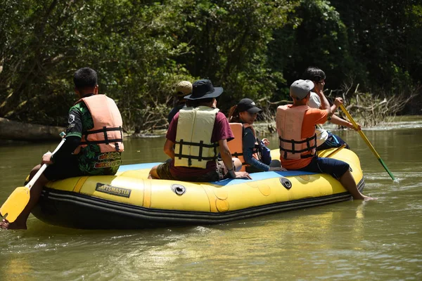 Thailand Oktober 2019 Grupp Turister Paddlar Kajak Vid Floden Genom — Stockfoto