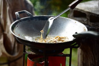 Geleneksel Asya yemeklerini dışarıda pişiriyorum.
