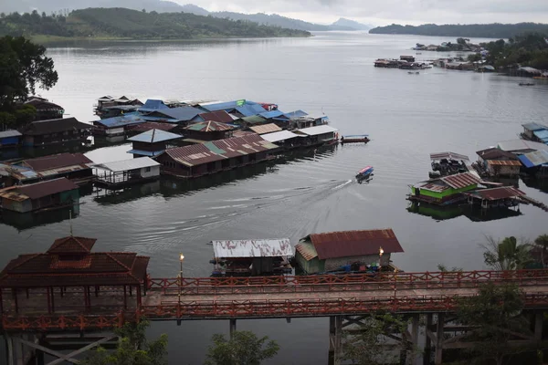 Villaggio Con Case Galleggianti Barche Vela Thailandia — Foto Stock