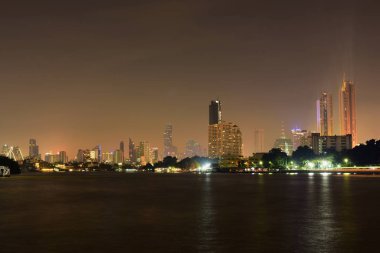 Geceleri gökyüzü aydınlatma manzarası