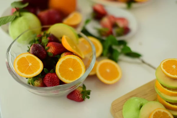 台所のテーブルの上のスライスされた果物の終わり — ストック写真