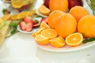 Mutfak masasındaki dilimlenmiş meyveleri kapat. 