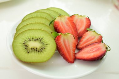 Mutfak masasındaki dilimlenmiş meyveleri kapat. 