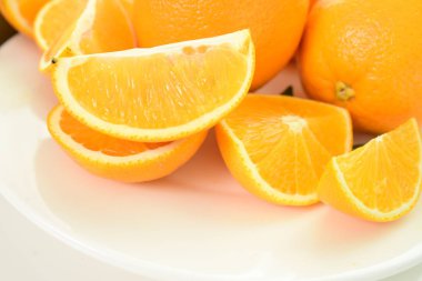 Tabaktaki olgun portakalları kapat