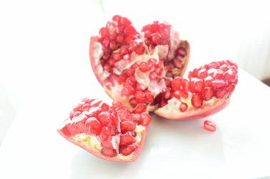 Mutfak masasındaki olgun narı kapat.