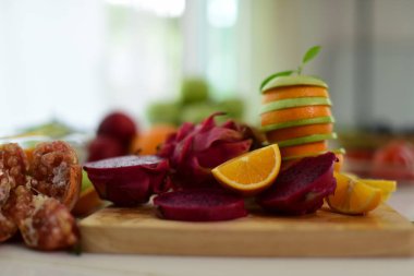 Mutfak masasındaki dilimlenmiş meyveleri kapat. 