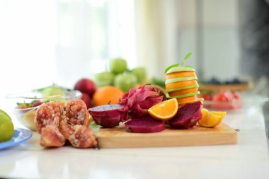 Mutfak masasındaki dilimlenmiş meyveleri kapat. 