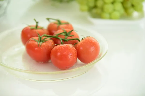 Nahaufnahme Von Reifen Frischen Tomaten Auf Dem Teller — Stockfoto