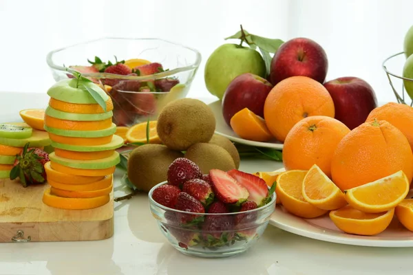 Mutfak Masasındaki Dilimlenmiş Meyveleri Kapat — Stok fotoğraf