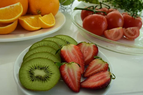 Nahaufnahme Von Geschnittenen Früchten Auf Dem Küchentisch — Stockfoto
