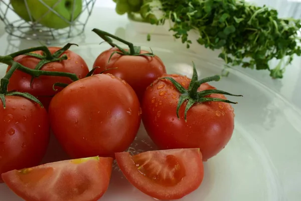 Nahaufnahme Von Reifen Frischen Tomaten Auf Dem Teller — Stockfoto