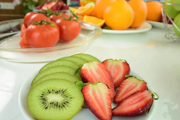 Nahaufnahme Von Geschnittenen Früchten Auf Dem Küchentisch — Stockfoto