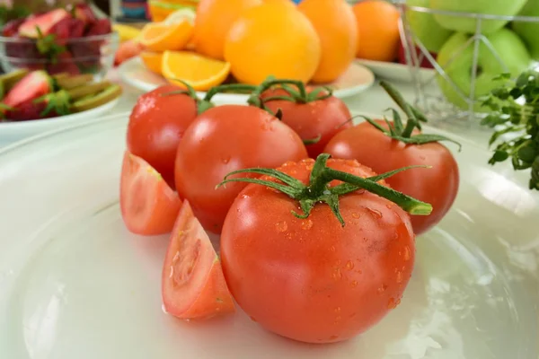 Nahaufnahme Von Reifen Frischen Tomaten Auf Dem Teller — Stockfoto