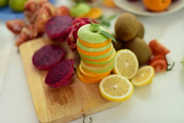 Närbild Skivade Frukter Köksbordet — Stockfoto