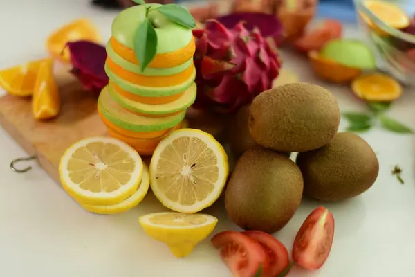 Close Van Gesneden Vruchten Keukentafel — Stockfoto