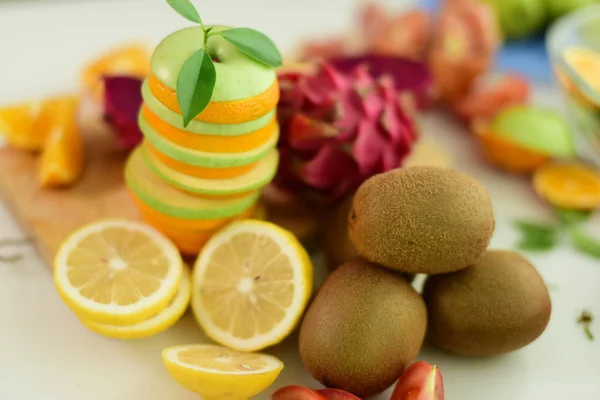 Primer Plano Las Frutas Rodajas Mesa Cocina — Foto de Stock