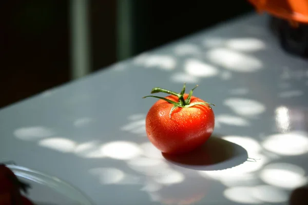 Close Tomate Maduro Vermelho Mesa — Fotografia de Stock