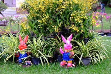 Bahçe dekorasyonu için bahçe tavşanlarının heykellerini kapatın