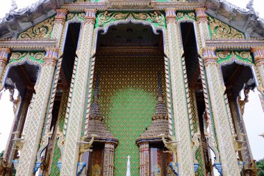 Gündüz vakti eski Budist tapınağının yanından geçiyor.