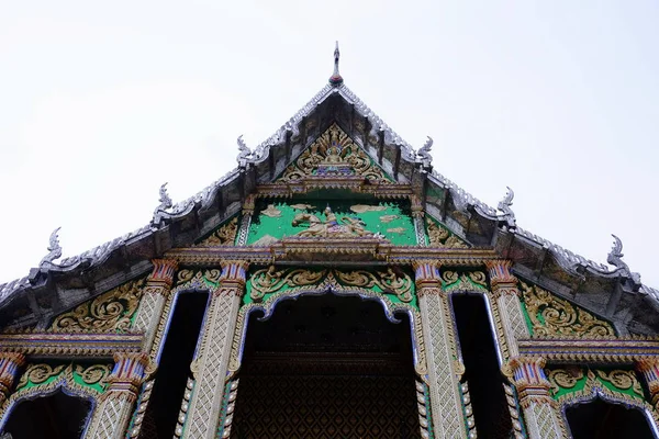Promenader Vid Forntida Buddistiska Tempel Dagtid — Stockfoto