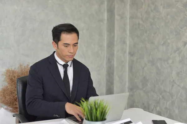 Empresário Asiático Trabalhando Com Computador Portátil Escritório — Fotografia de Stock