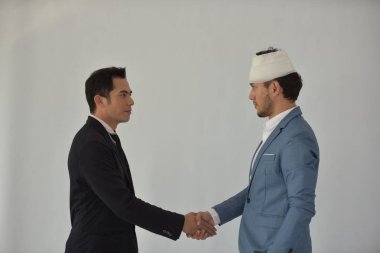 İki işadamı ofiste tokalaşırken, bir adam kafasından yaralanmış.