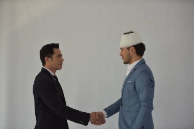 İki işadamı ofiste tokalaşırken, bir adam kafasından yaralanmış.