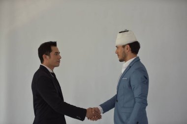 İki işadamı ofiste tokalaşırken, bir adam kafasından yaralanmış.