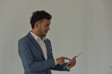 Bilgisayarlı bir iş adamı ofisinde.