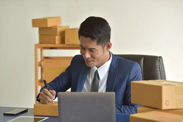 Jovem Asiático Empresário Trabalhando Escritório Entrega — Fotografia de Stock