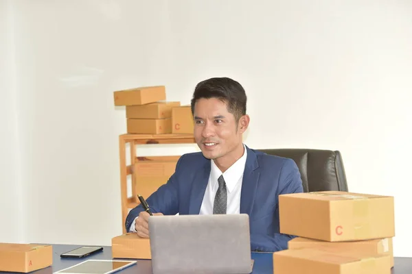 Jovem Asiático Empresário Trabalhando Escritório Entrega — Fotografia de Stock