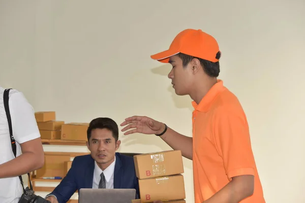 Conceito Serviço Entrega Jovem Trabalhador Asiático Uniforme Laranja Entregando Pacotes — Fotografia de Stock