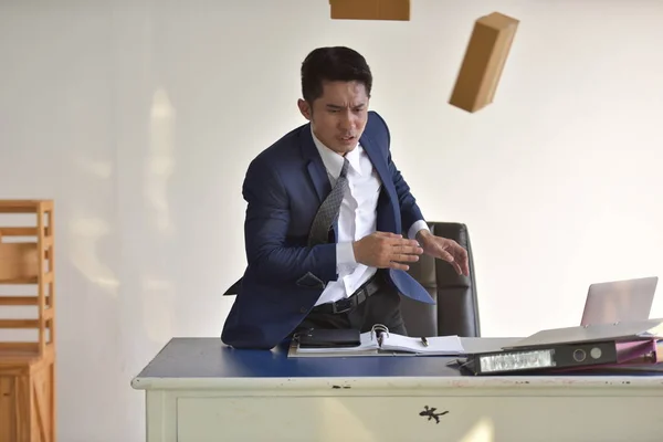 Злой Азиатский Бизнесмен Работающий Офисе Доставки Бросающий Коробки Стола — стоковое фото