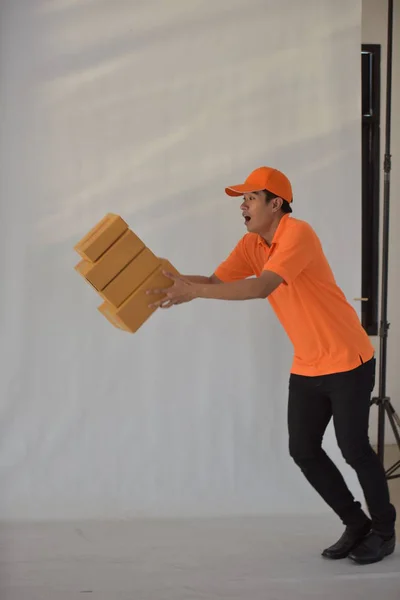 Jonge Aziatische Werknemer Oranje Bezorgdienst Uniforme Drop Pakketten — Stockfoto