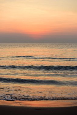 Deniz kenarında parlak gün batımı, renkli doğa..