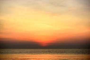 Deniz kenarında parlak gün batımı, renkli doğa..