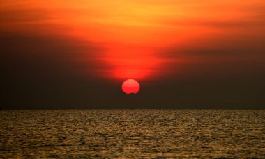 Deniz kenarında parlak gün batımı, renkli doğa..