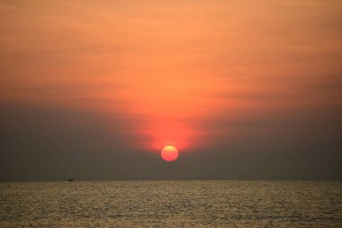 Deniz kenarında parlak gün batımı, renkli doğa..